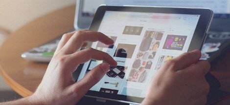 タブレットで情報を確認する様子